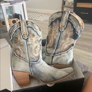 ARIDER girl boots. Size 10. NWOT. Never been worn!
